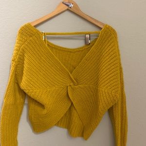 Adorable yellow sweater !